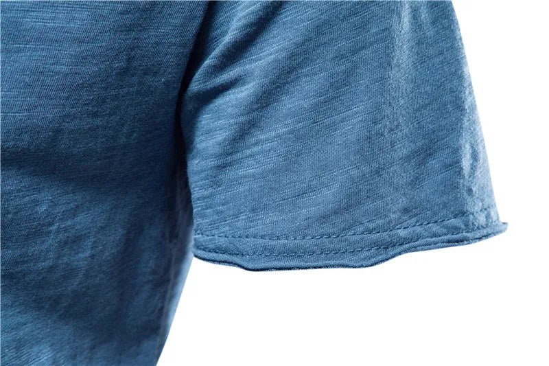 T-shirt homme col V ajusté – manches courtes et style épuré