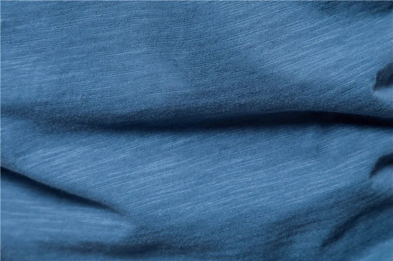 T-shirt homme col V ajusté – manches courtes et style épuré