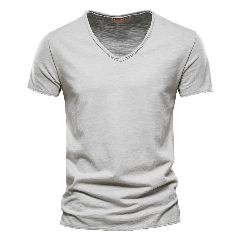 T-shirt homme col V ajusté – manches courtes et style épuré
