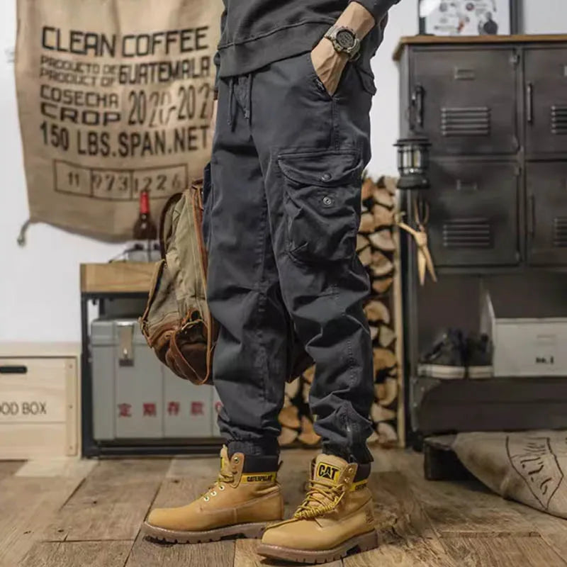 Pantalon cargo à poches zippées et élastiques chevilles